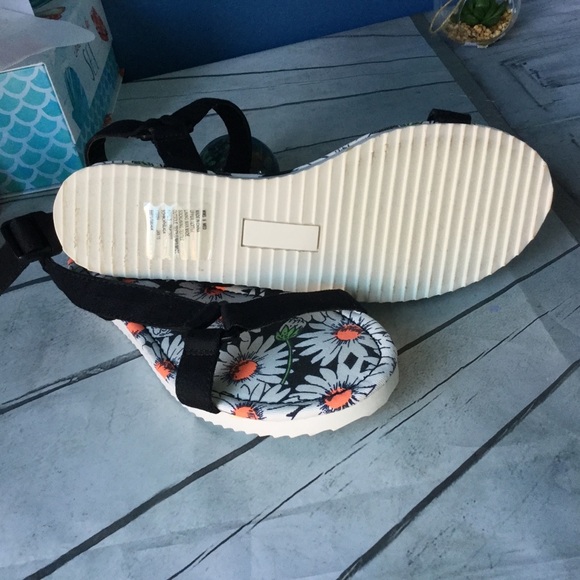 Women's Summer SO Sandals size 9floral print buckle ankle strap white/black - Picture 4 of 6